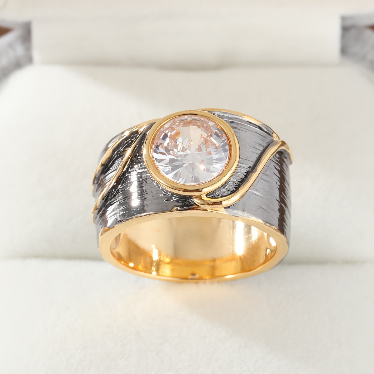 Women's Retro Wrapped Line Hammer Texture Curve Band Ring